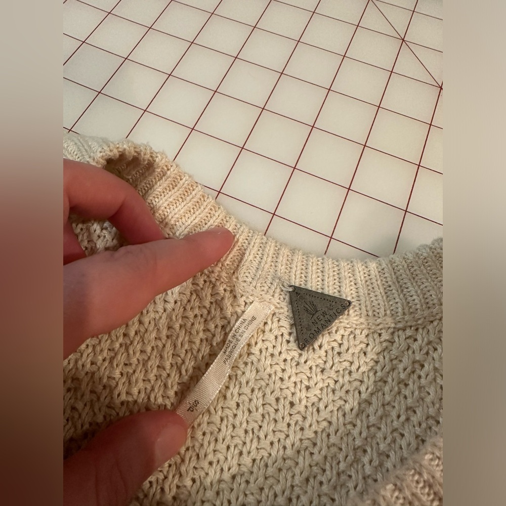 New Romantics by Free People size small cream colored sweater cut off - Picture 10 of 16